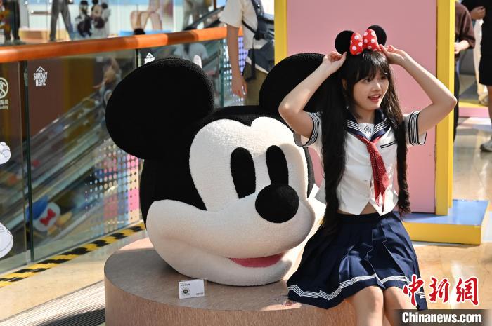 Qu?ng Chau, Trung Qu?c: M? hình trang trí ho?t hình Disney t?i trung tam th??ng m?i thu hút du khách